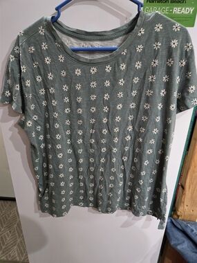 Maurices Green Short Sleeve Tee with White Daisy Print